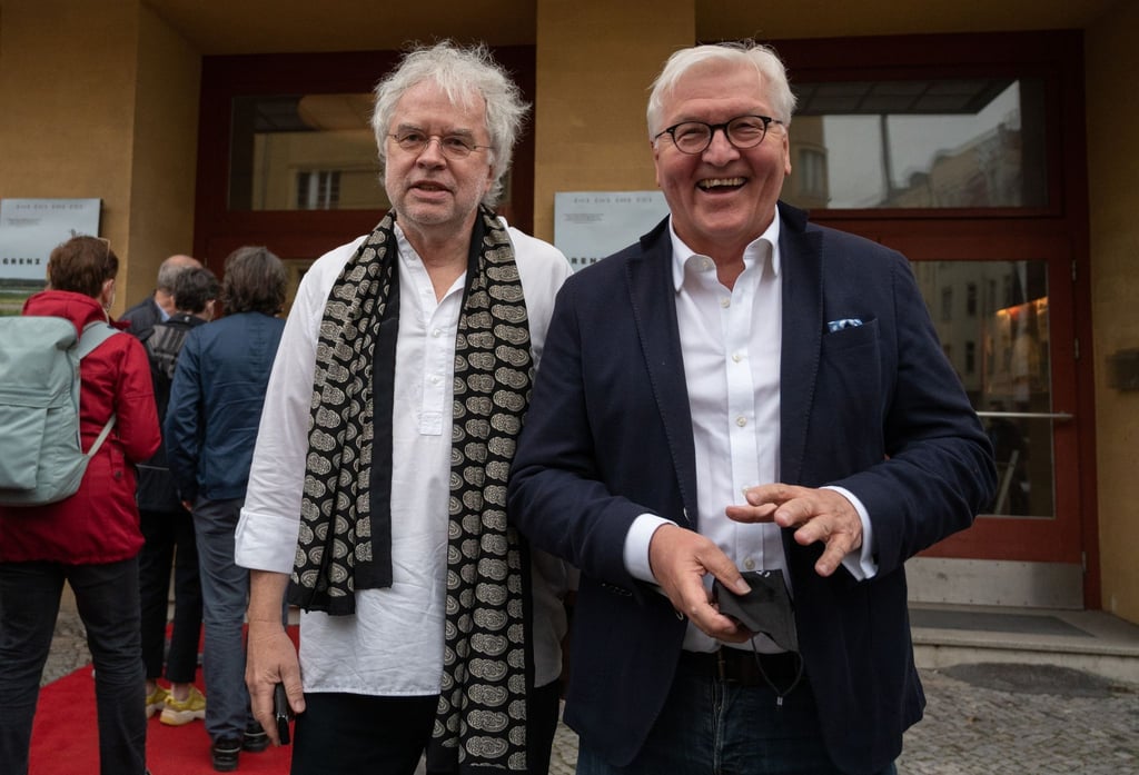 Frank-Walter Steinmeier (r), Bundespräsident, und Andreas Voigt, Regisseur des Dokumentarfilms „Grenzland“, bei der Kinopremiere in Berlin.