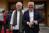 Frank-Walter Steinmeier (r), Bundespräsident, und Andreas Voigt, Regisseur des Dokumentarfilms „Grenzland“, bei der Kinopremiere in Berlin.
