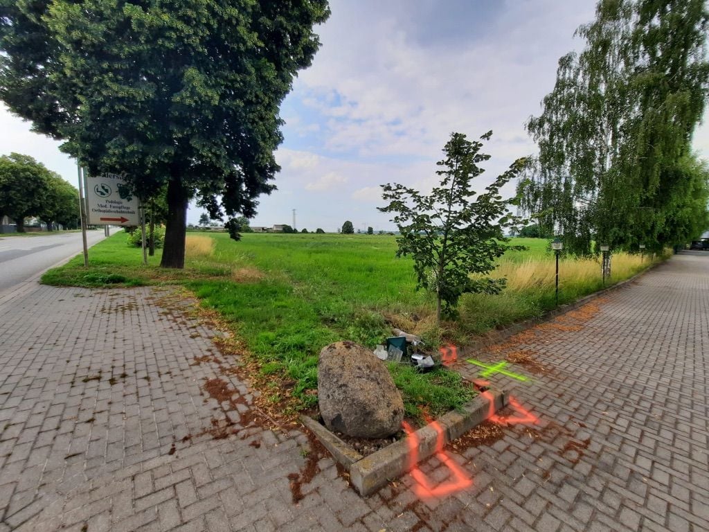 Farbmarkierungen der Polizei an der Unfallstelle in Förderstedt.