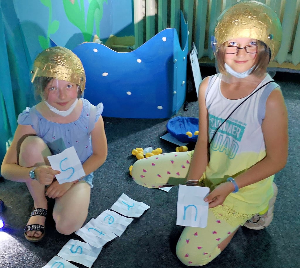 Sie sind die Ersten: Noch vor allen anderen Kindern der Spiegel-Schule dürfen die achtjährige Annalena (links) und die die neunjährige Sofie den neuen Escaperoom in ihrem Hort testen.