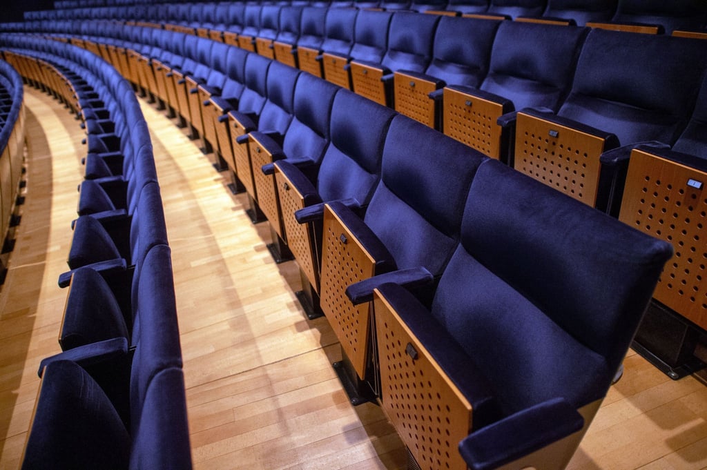 Leere Sitzreihen im Saal des Opernhauses des Theater Magdeburgs.