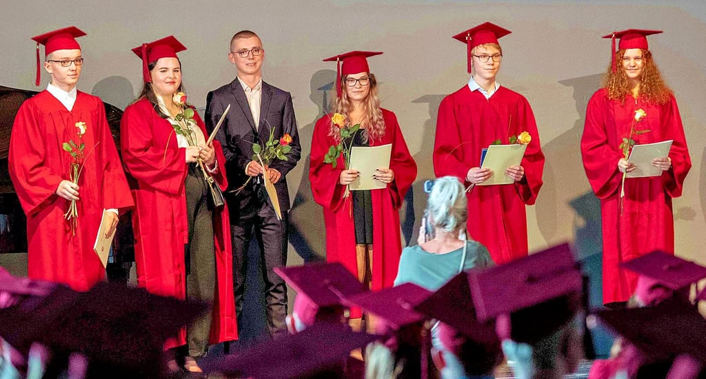 Schüler und Schülerinnen des Internationalen Gymnasiums Pierre Trudeau in der Aula. Hier erhielten sie am Freitag ihre Zeugnisse.