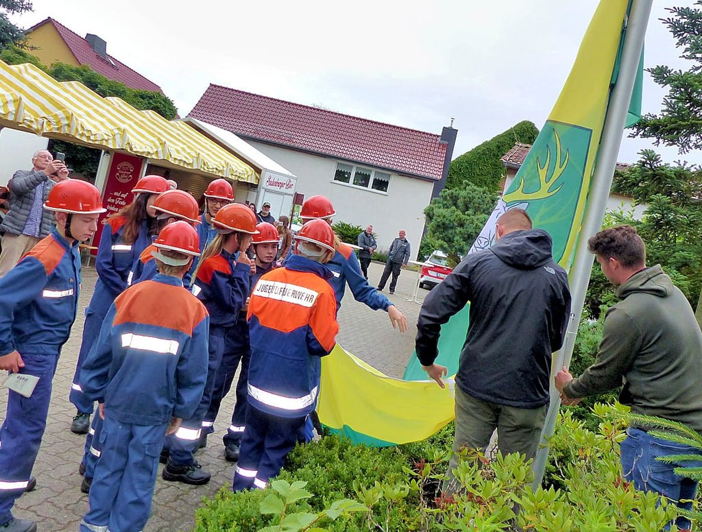 Zusammen mit der Jugendfeuerwehr wurde die Fahne mit dem neuen Wappen von Detershagen erstmals gehisst.