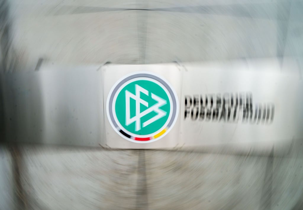 Ein Schild mit dem Logo des Deutschen Fußball-Bundes (DFB) hängt vor dem Eingang zur DFB-Zentrale in Frankfurt/Main.