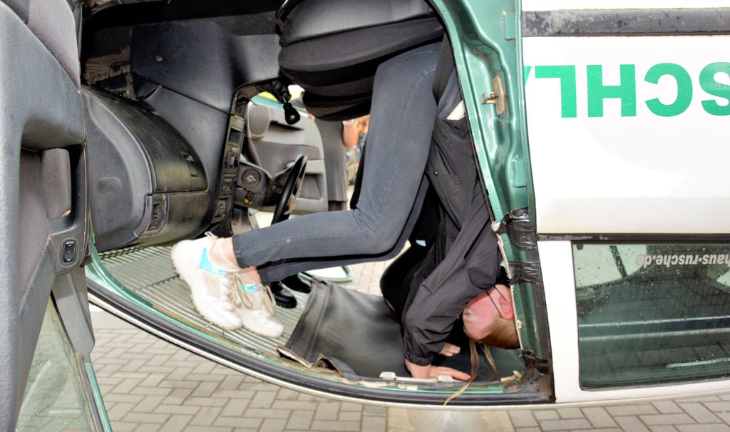 Einen Überschlagsimulator hatte das Team der Landesverkehrswacht Sachsen-Anhalt zum Projekttag in die Klötzer Sekundarschule mitgebracht. Die Jugendlichen lernten, wie sie sich aus einem Auto befreien, das auf dem Dach liegt. Einfach den Gurt öffnen und aussteigen, das geht nicht. Zunächst müssen sich die Insassen mit Händen und Füßen abstützen.