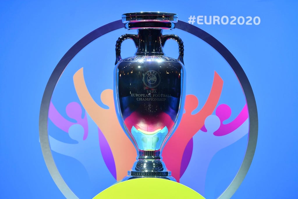 Der EM-Pokal steht auf einem Podest.
