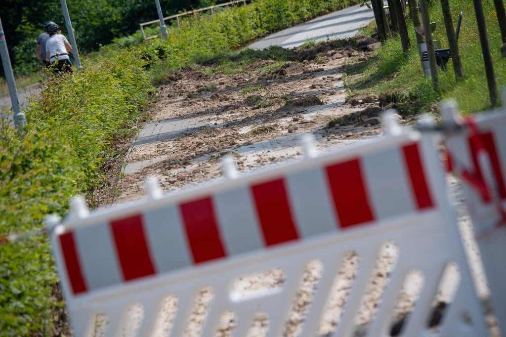Nach einem Unwetter auf Rügen rutschten in Göhren große Erdmassen auf einen Bürgersteig. In vielen Orten der Insel liefen Keller voll Wasser.
