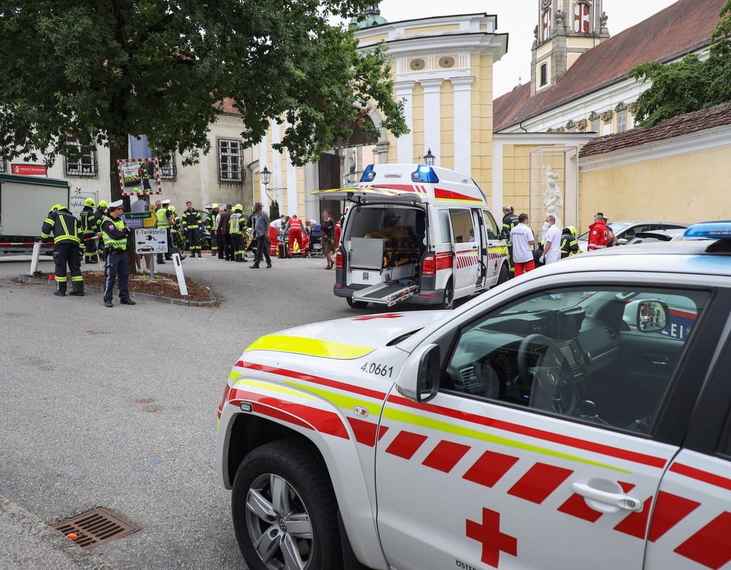 Rettungskräfte arbeiten an einer Unfallstelle auf einem Wochenmarkt, nachdem ein 87-Jähriger Mann in einen Marktstand gefahren ist.