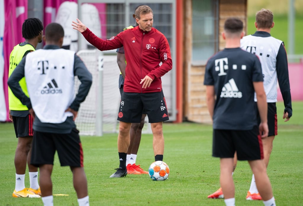Bayern-Coach Julian Nagelsmann (M) beim Trainingsauftakt der Münchener.