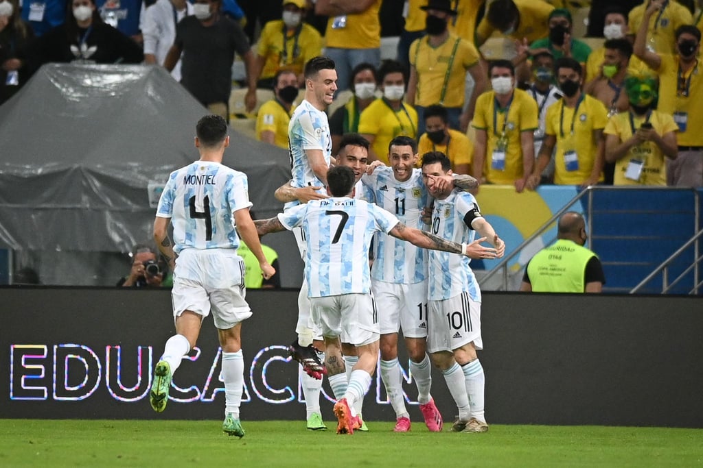 Angel Di Maria (2.v.r.) feiert sein 1:0 für die argentinische Mannschaft.