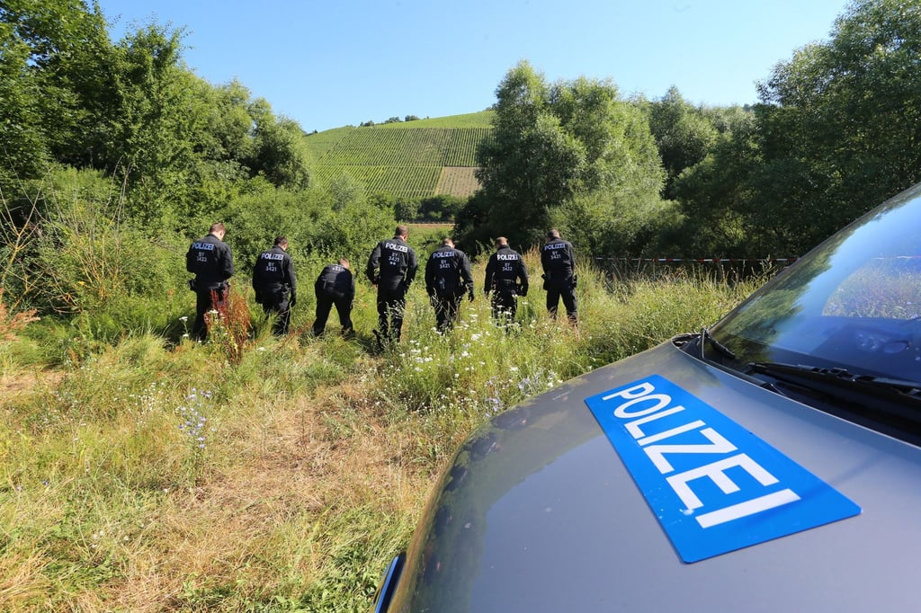 Polizisten durchsuchen am 19.07.2016 ein Gebiet bei Würzburg (Bayern), wo ein Attentäter von der Polizei erschossen wurde.