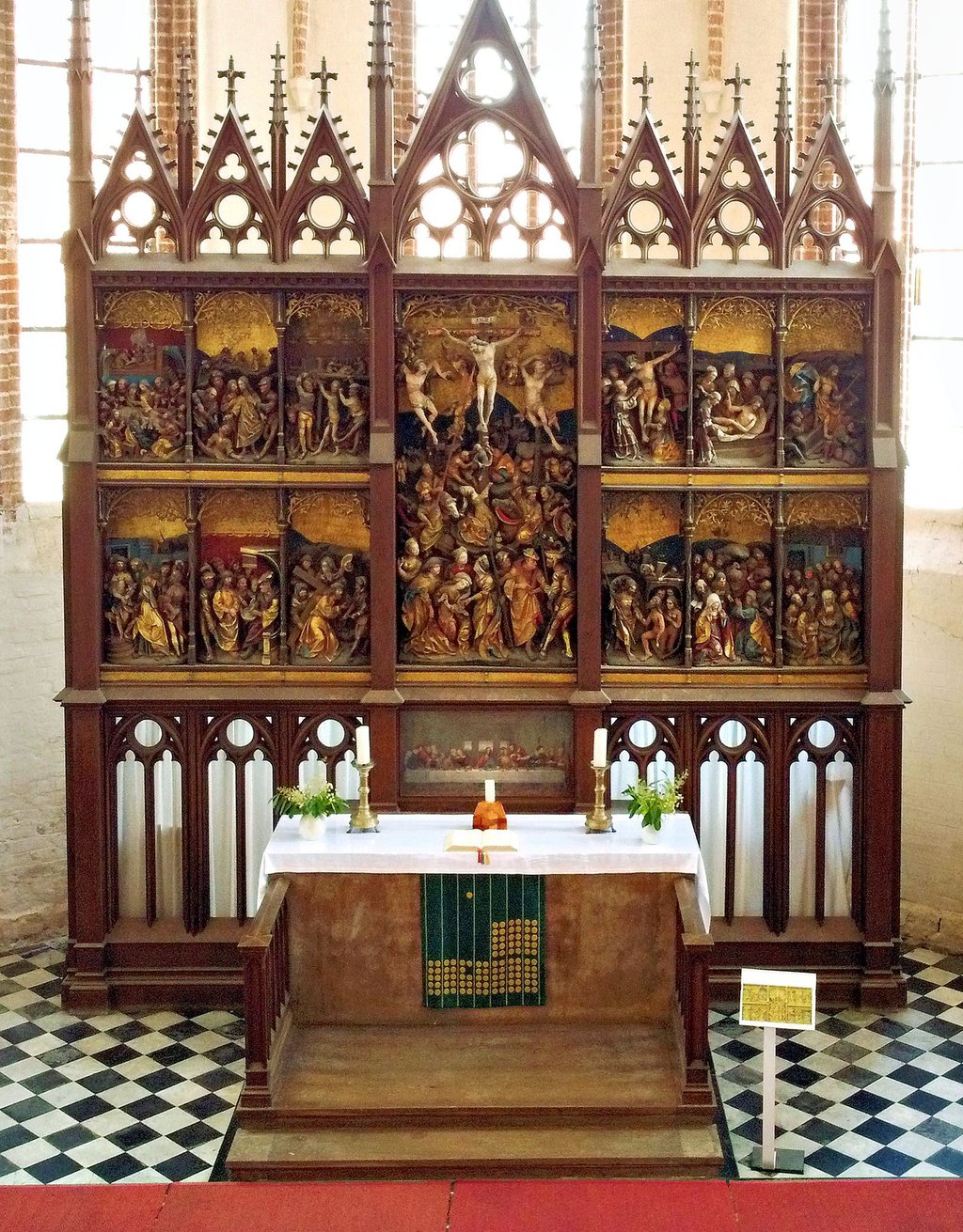 Der spätgotische Schnitzaltar ist neben der Orgel das wertvollste Stück der Innenausstattung in der Seehäuser Petrikirche. Das Kunstwerk unbekannter Meister soll restauriert und konserviert werden.