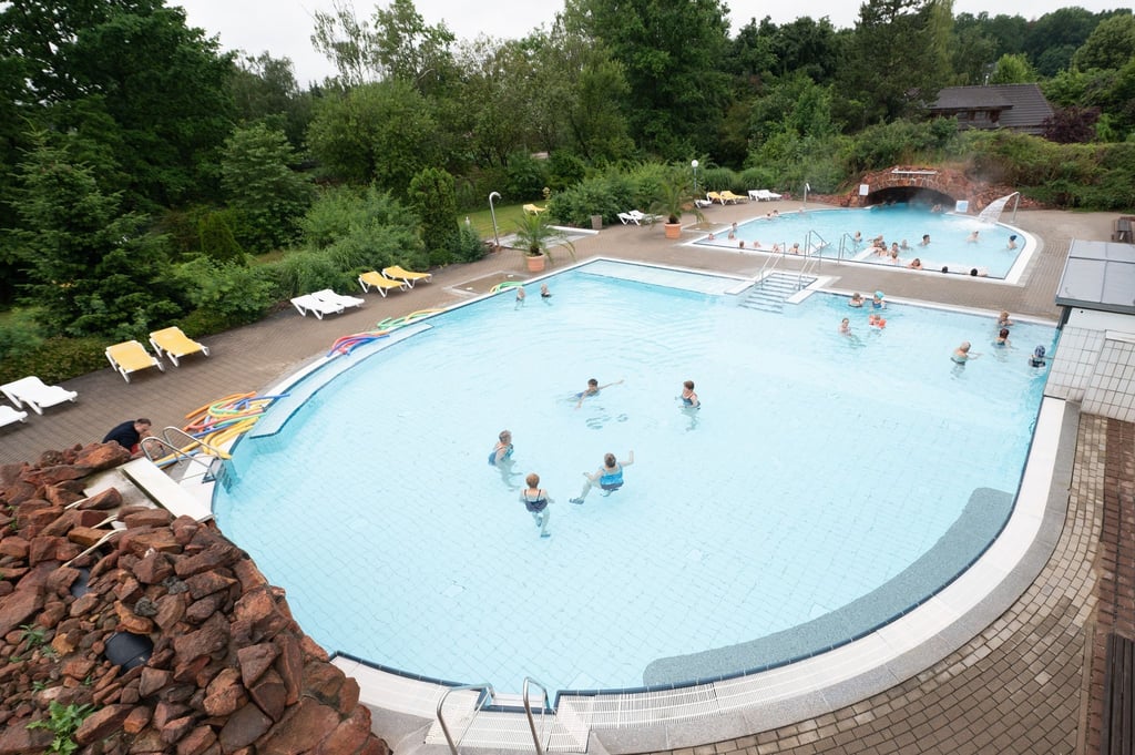 Badegäste schwimmen in verschiedenen Becken im Außenbereich des Kur- und Freizeitbad Riff.