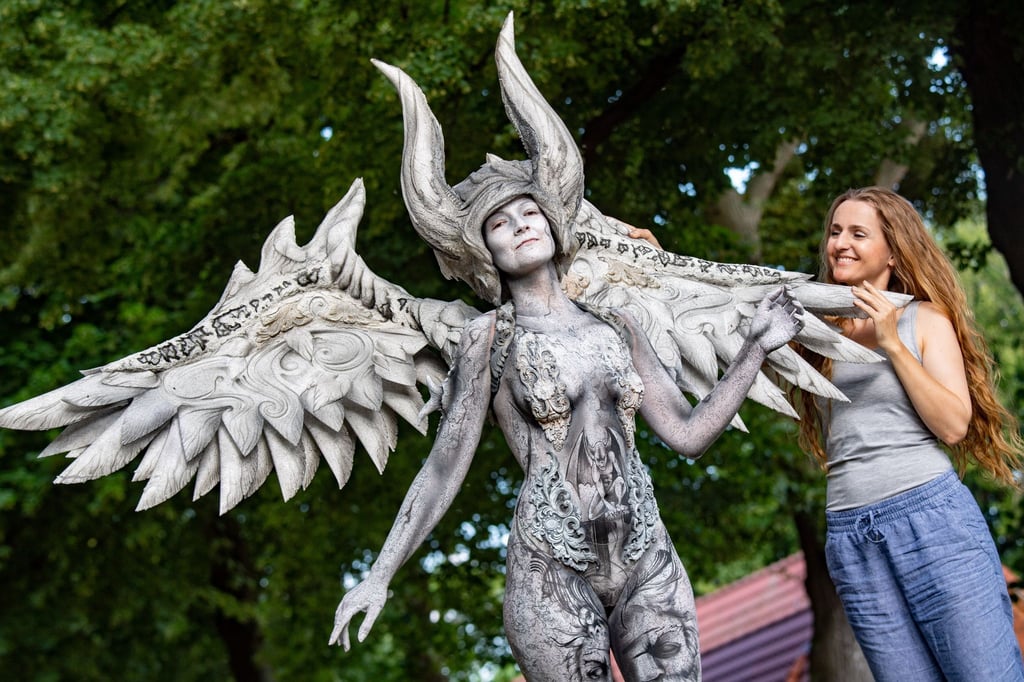 Die Bodypainting-Künstlerin Claudia Kraemer bemalt ein Model.