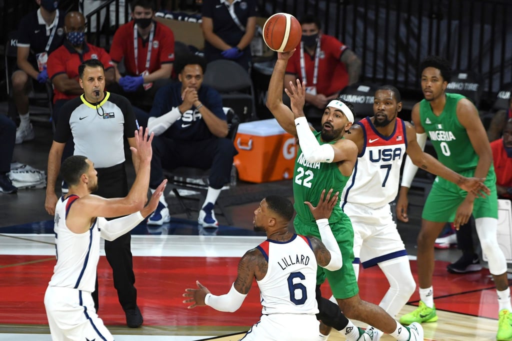 Basketball: Olympia-Vorbereitung, USA - Nigeria. Nigerias Gabe Nnamdi Vincent (3. v. r.) in Aktion.