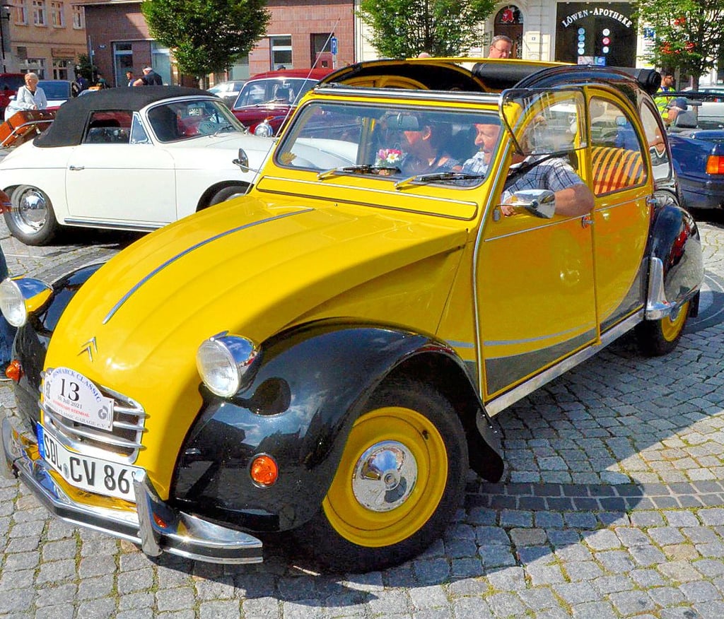 Ein Citroën 2CV, besser bekannt als „Ente“, war am Sonnabend auch am Start. Das Auto fiel nicht nur wegen der Farbe auf.