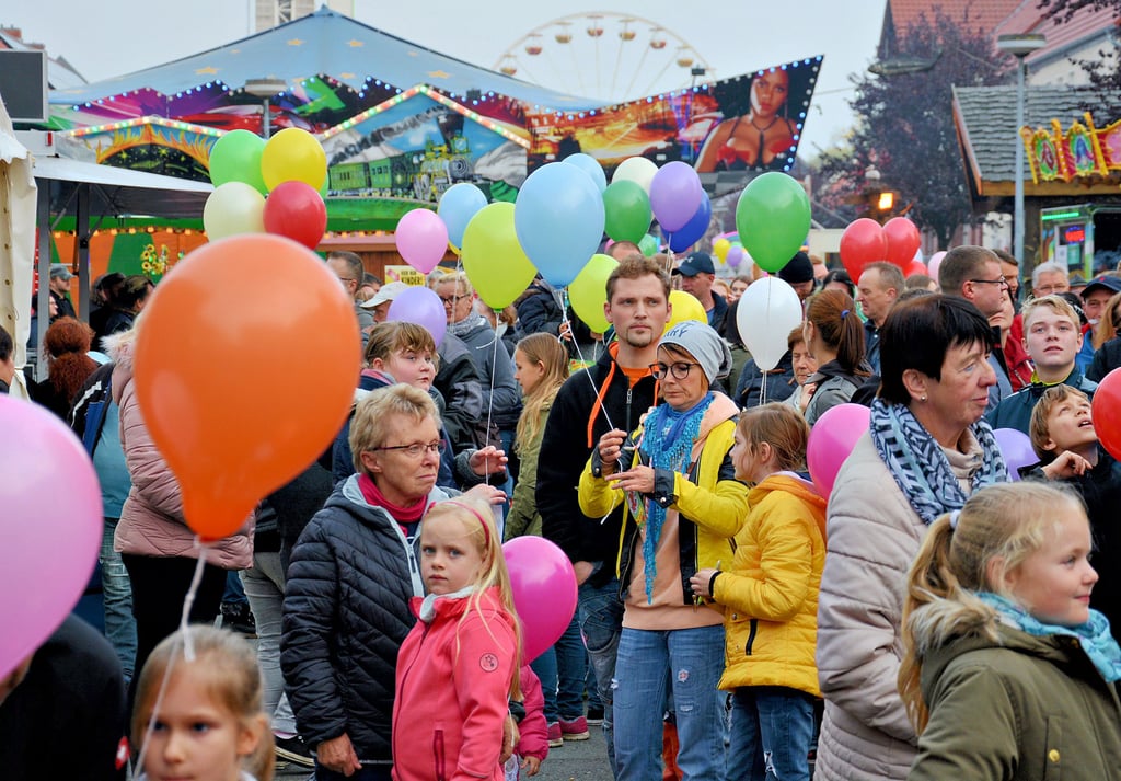 Die Stadt Klötze hält weiter an der Austragung des Martinimarktes nach einem Jahr Pause im Oktober fest. Allerdings müssen die Inzidenzzahlen weiter stabil niedrig bleiben und die Landesregierung die Personenanzahl für Freiluftveranstaltungen noch deutlich erhöhen. Momentan sind nur 1 000 Menschen erlaubt.
