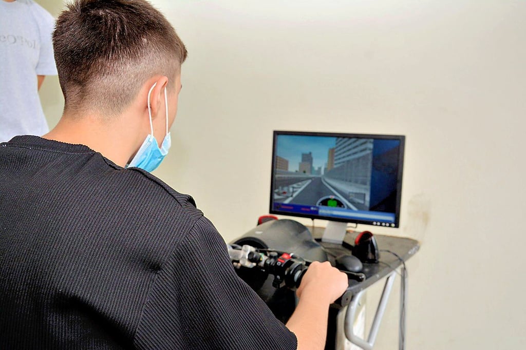 Mit dem Motorrad ging es über die virtuelle Fahrbahn: Am Simulator erfuhren die Schüler, welche Gefahren im Straßenverkehr lauern.