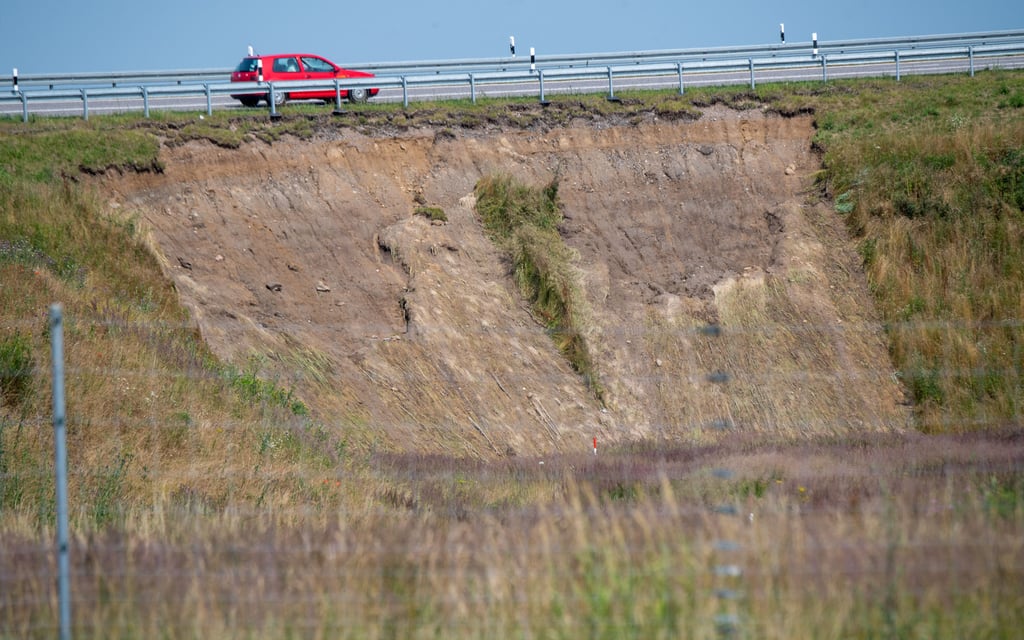 Nach einem Unwetter und Unterspülungen bei Samtens auf der Insel Rügen ist die Schnellstraße B96 nach Bergen halbseitig gesperrt.