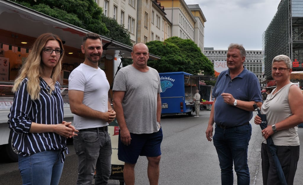 Von links: Die Magdeburger Markthändler Ipec und Akin Oruc (Gardienen) und Sven Ropot (Imbiss) im Gespräch mit FDP-Stadtrat Stephan Papenbeer, Mitglied der Märkte AG, und Weiße-Flotte-Geschäftsführerin Silke Buschmann.