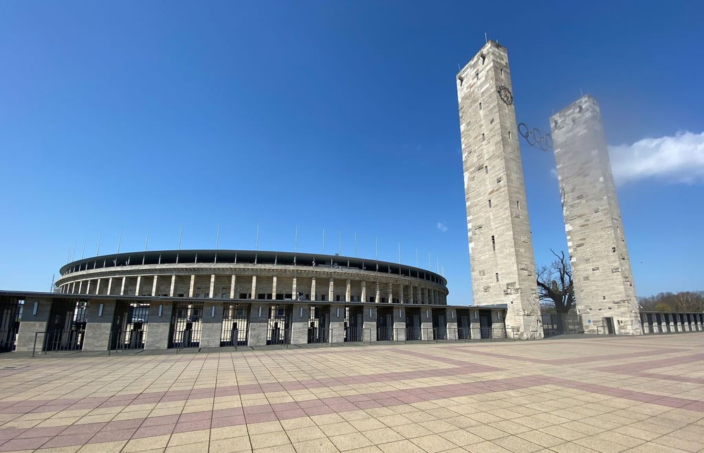 Blauer Himmel ist über dem Olympiastadion zu sehen.