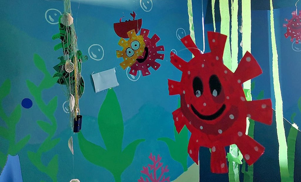 An der Dekoration für den Escaperoom haben die Schüler mitgebastelt – ohne zu wissen, wofür die Fische und Muscheln gebraucht werden.