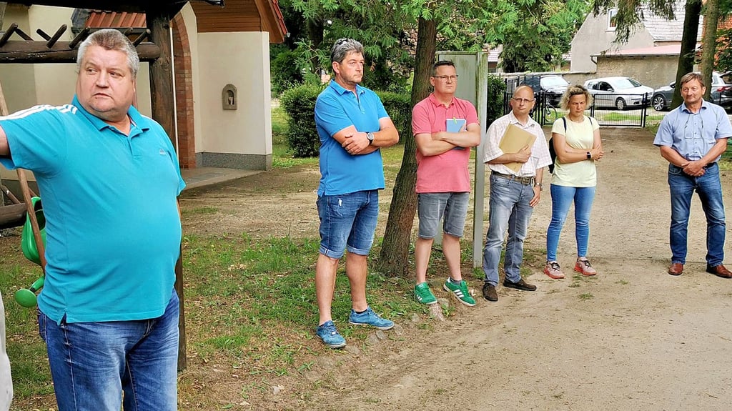 Uwe Werner (links) trug seine Vorstellungen über die Barrierefreiheit dem Immekather Ortschaftsrat sowie den Einheitsgemeinde-Bürgermeister Uwe Bartels (rechts) vor.