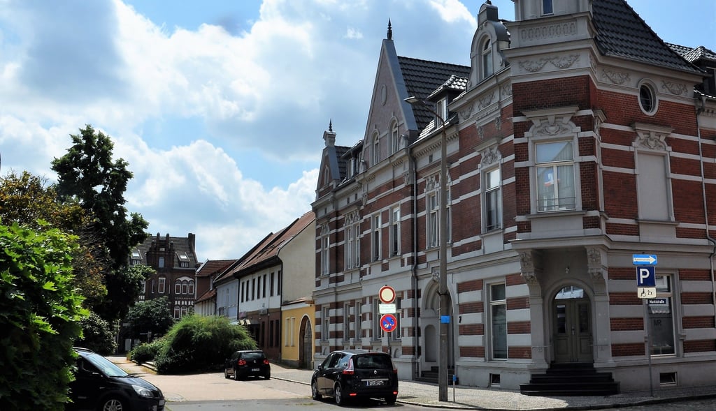 Auflösung des Heimatfotorätsel: Das Eckhaus am Markt ist um 1900 von Ziegeleibesitzer Hermann Burckhardt erbaut worden, dem Urgroßvater von Dr. Wolf-Dieter Klassert.