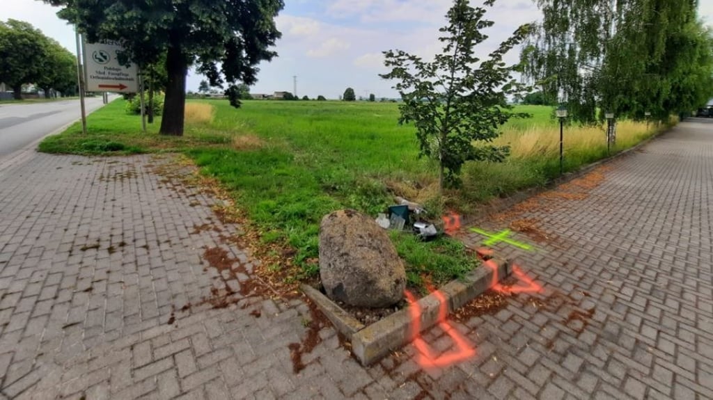 Der Wagen kam in einem angrenzenden Feld zum Stehen.