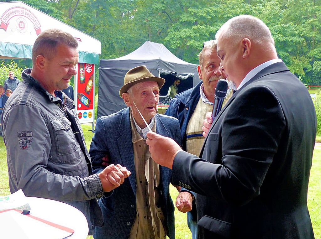 Landwirt Bruno Günther (Zweiter von links) wurde bei der Feier von Ortsbürgermeister Ingolf Meyer (rechts) geehrt.