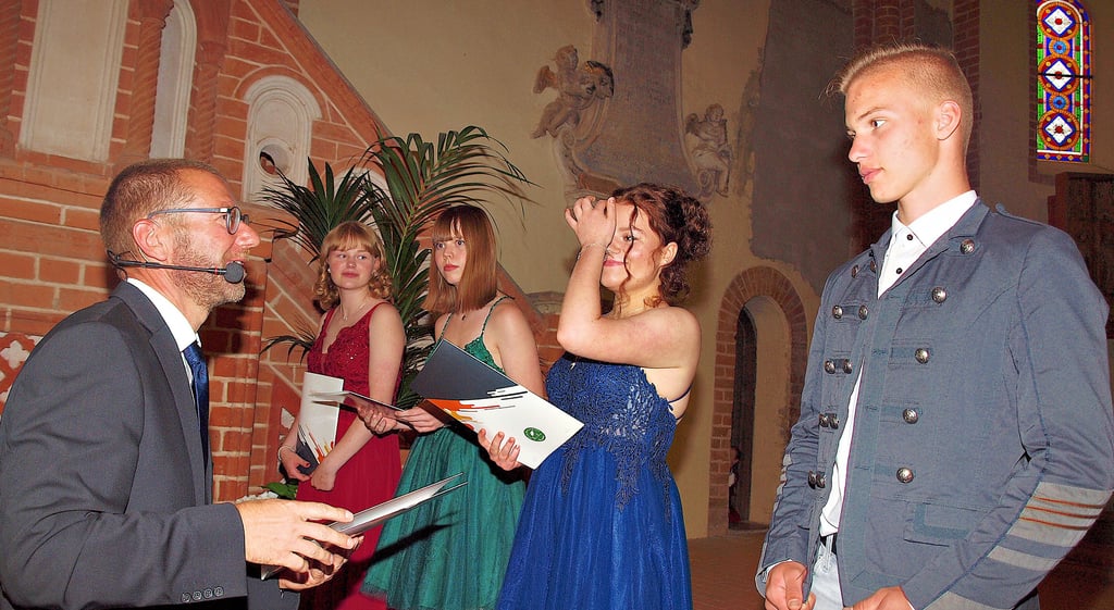 Direktor Thomas Schlicke überreichte in der Arendseer Klosterkirche die Abschlusszeugnisse an Silas Krüger (von rechts), Elisa Marie Schulz, Romy Kleyer und Svenja Eder. Die beiden letztgenannten schlossen die zehnte Klasse als Jahrgangsbeste mit einem Notendurchschnitt von 1,13 ab.