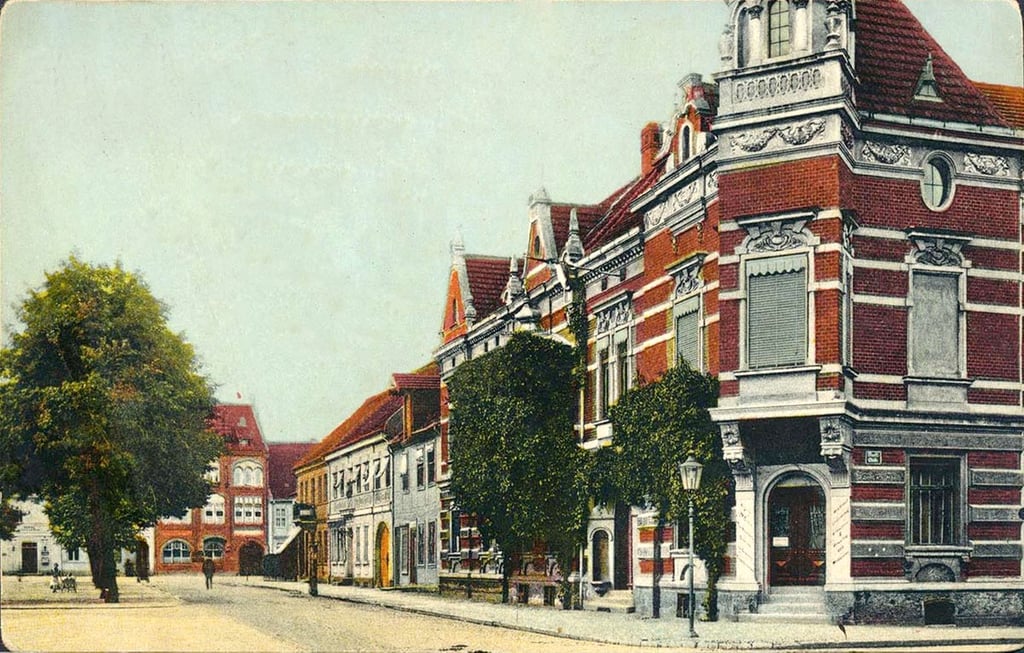 Die Straße in Genthin Am Markt mit dem markanten Eckhaus in einer historischen Ansicht von 1914.