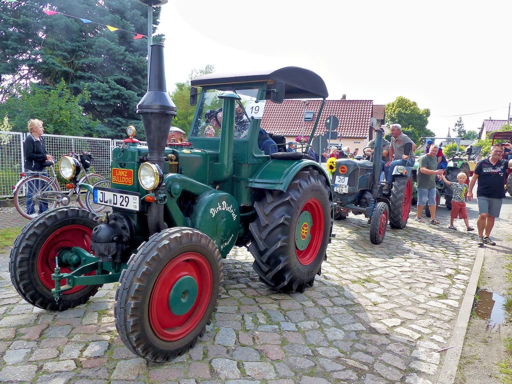 Das Highlight der 725-Jahr-Feier in Detershagen am Sonnabend war der Umzug mit historischen Landmaschinen. Zahlreiche Bewohner des Ortes säumten die Straßen, um sich diesen Anblick nicht entgehen zu lassen.