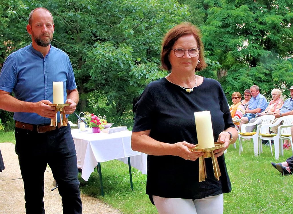 Mitglieder der Kirchengemeinde tragen die liturgische Ausrüstung in die Arche während des Gottesdienstes.