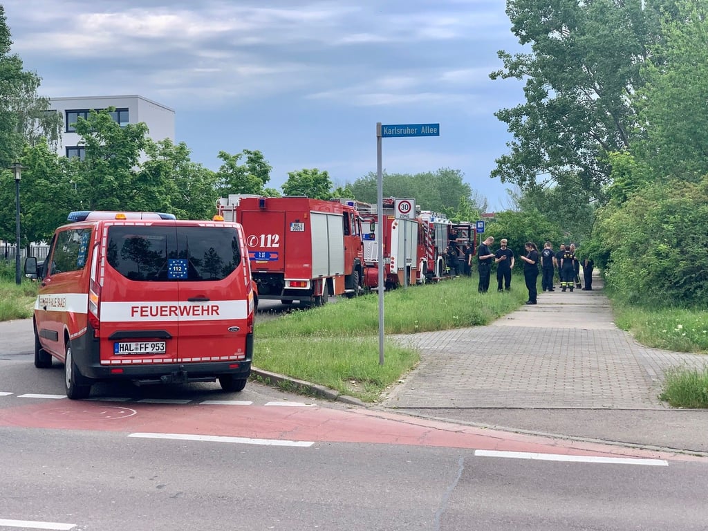 Die Feuerwehr bereitet sich auf die kontrollierte Sprengung der Fliegerbombe am Nachwuchsfußball-Leistungszentrum vor.