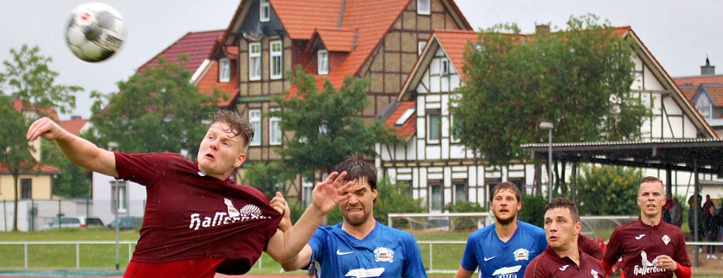 Mit Haken und Ösen hielten die Bernburger im Testspiel gegen den FC Einheit Wernigerode dagegen, hier wird das Trikot von Verteidiger Patrik Peszt (links) einer Zerreißprobe unterzogen.