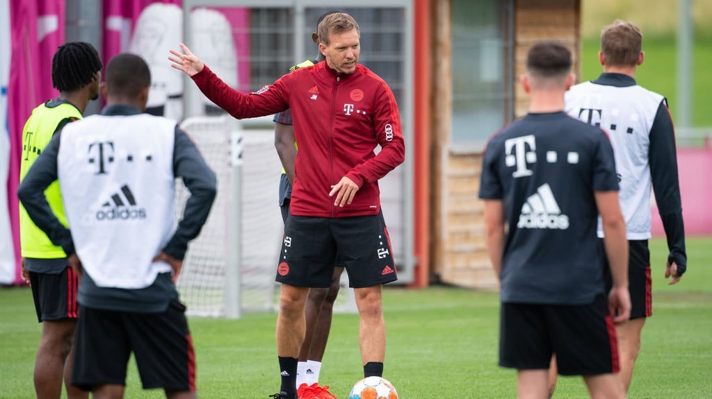 Das erste Spiel für den neuen Bayern-Trainer Julian Nagelsmann (M) steht an: Am 17. Juli in Villingen gegen den 1. FC Köln.