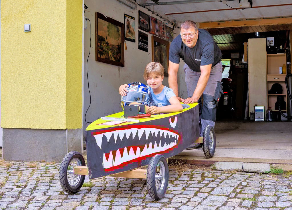 Samanta Geißler und ihr Vater Steffen Nüssel bereiten sich auf das Seifenkistenrennen im September in Droyßig vor.