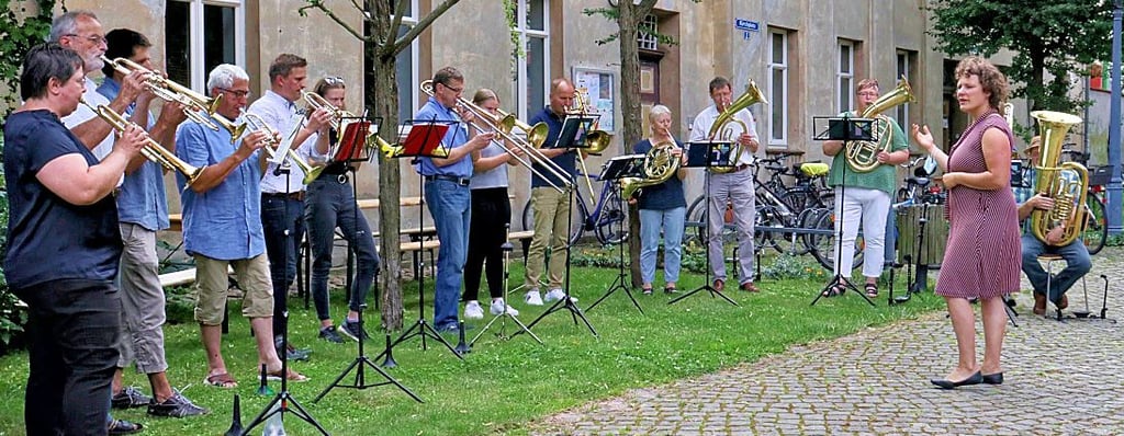 Der Posaunenchor unter Leitung von Sophie-Charlotte Sasse spielte sowohl in der Seehäuser Kirche als auch draußen.