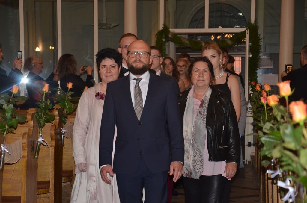 Sebastian Ziem, stellvertretener Schulleiter, führte gemeinsam mit den Tutoren Sabine Hartwig (l.) und Anke Schulz (r.) den Einzug der Abiturienten in die St. Trinitatiskirche an.