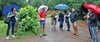 Trotz Regens waren zahlreiche Vertreter der einzelnen Vereine zum vorbereitenden Gespräch für das gemeinsame Fest  im Burggarten erschienen.  
