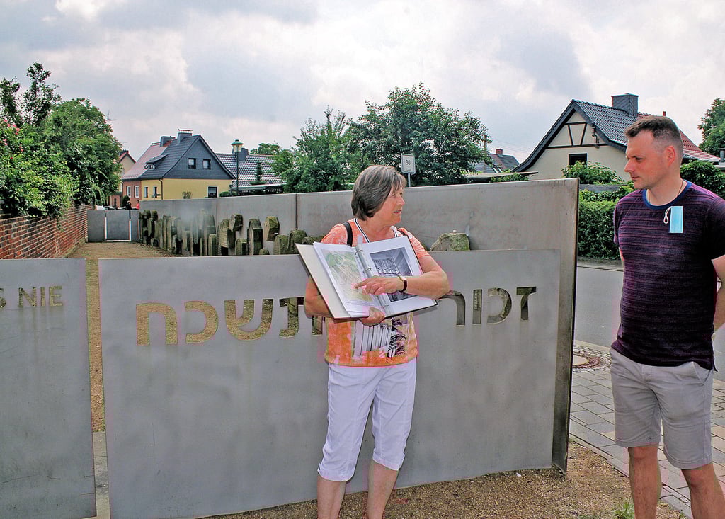 Gästeführerin Beate Schröter zeigt Besucher Thomas Winter den Jüdischen Friedhof in Wörlitz.
