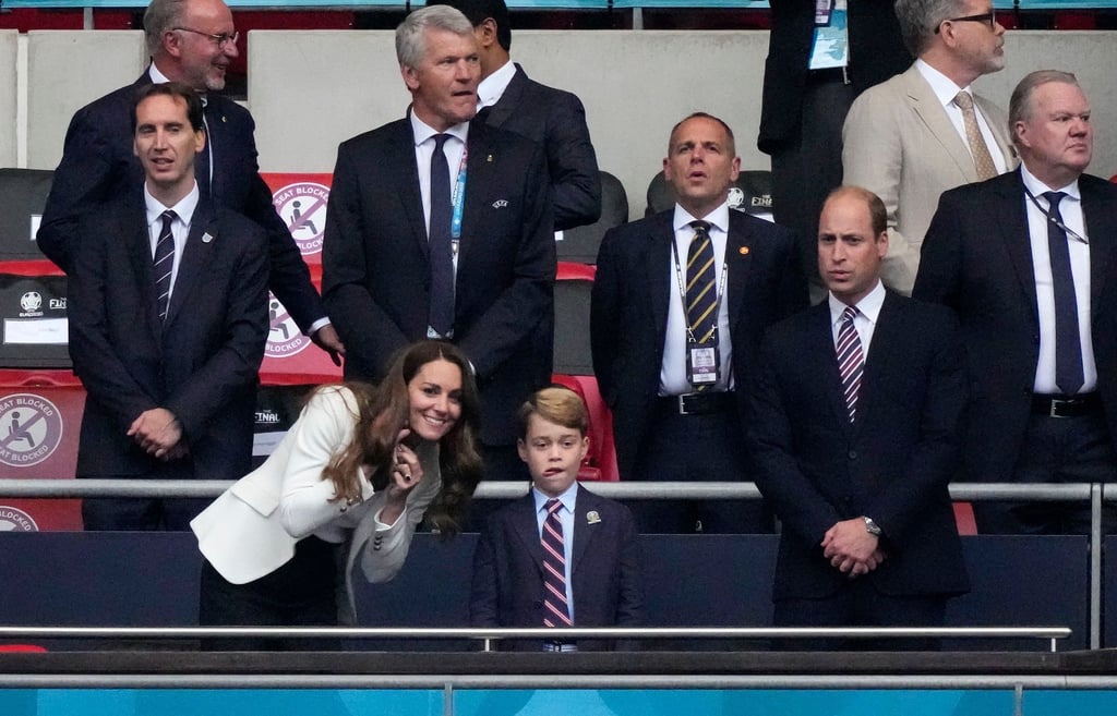 Prinz William (r) und seine Frau Kate mit dem kleinen Prinz George auf der Tribüne des Wembley-Stadions.