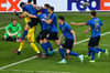 Italiens Spieler jubeln nach dem gewonnen Elfmeterschießen mit ihrem Torhüter Gianluigi Donnarumma.