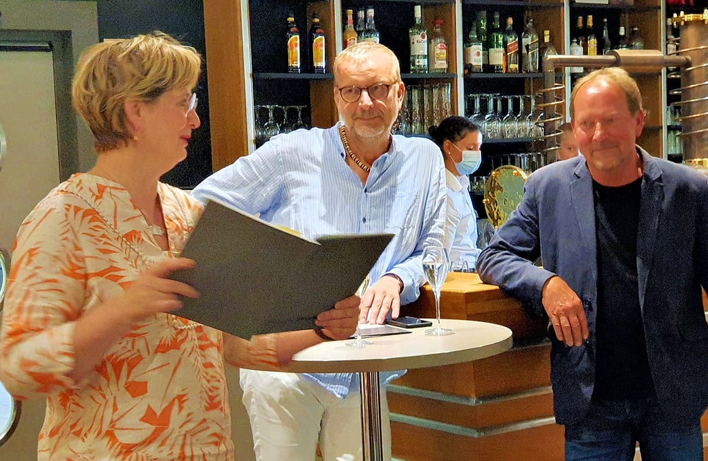 Renate und Andreas Lewerken sprachen zur Eröffnung mit Rainer Kessel (von links) über sein bisheriges und sein gegenwärtiges Schaffen.