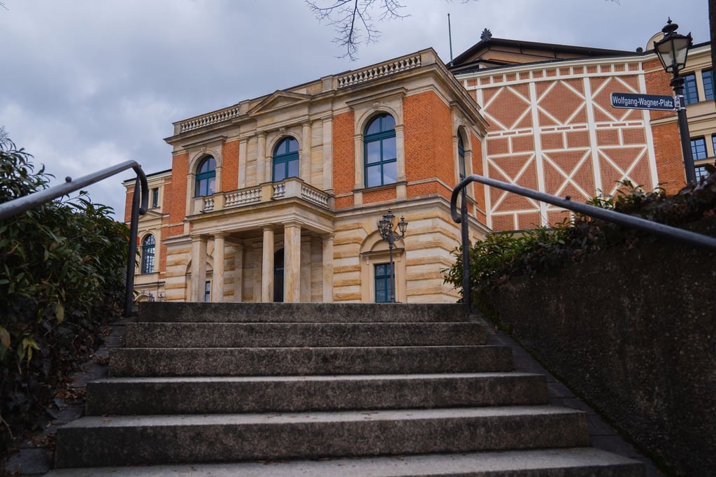 Wolken ziehen über das Festspielhaus in Bayreuth.
