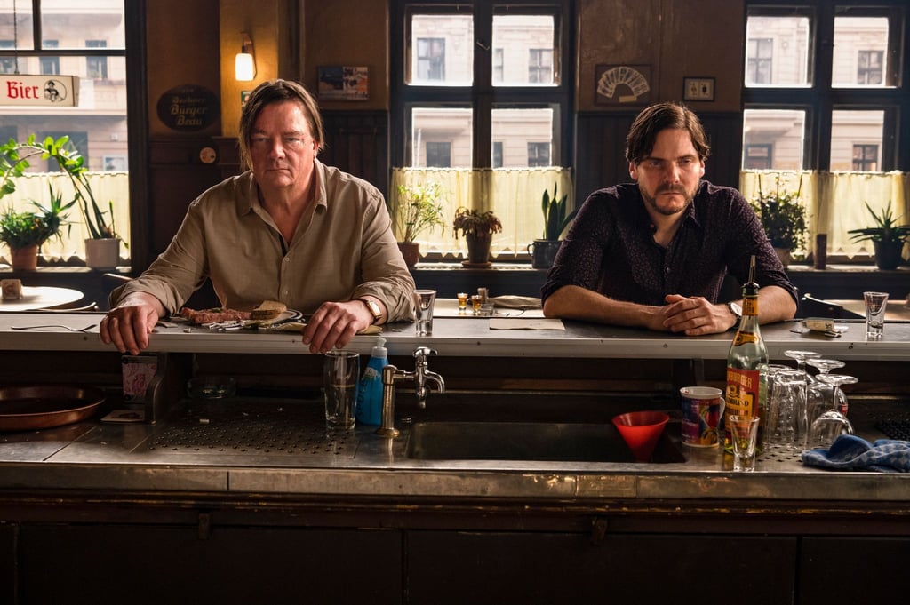 Bruno (Peter Kurth, l) weiß eine ganze Menge über Daniel (Daniel Brühl).