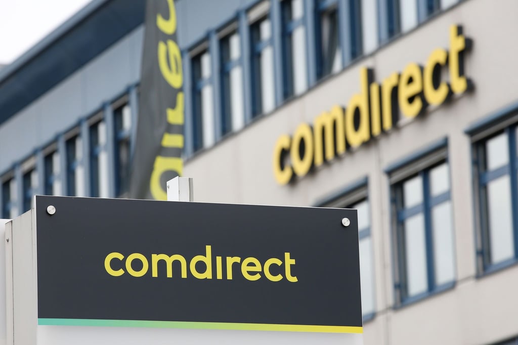 Das Logo der Comdirect Bank AG ist am Sitz der Bank in Quickborn zu sehen.