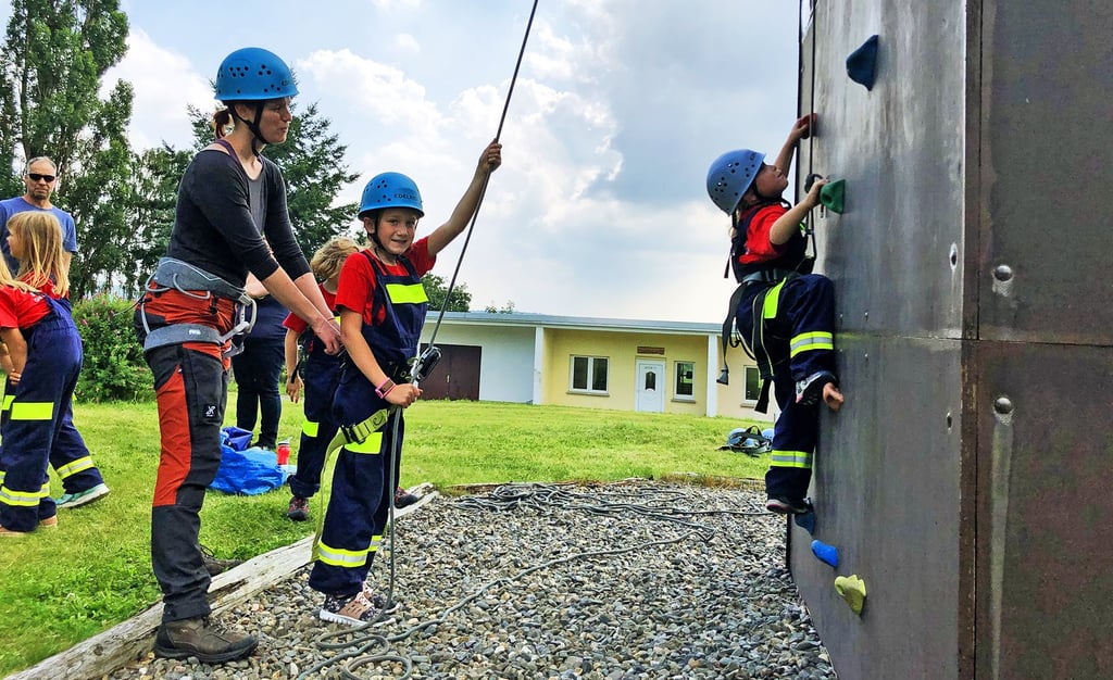 Los geht's! Johanna startet am Kletterturm, und Eva sichert sie. Die beiden Mädchen gehören zu den „Firekids", der Kinderfeuerwehr von Straßberg,Siptenfelde und Güntersberge.