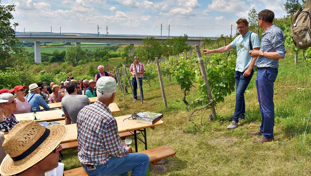 Frank Weigel (r.) und Sven Lützkendorf begrüßen die Vereinsmitglieder und Gäste zum Sommerfest auf dem Kathertschen Weinberg in Karsdorf.
